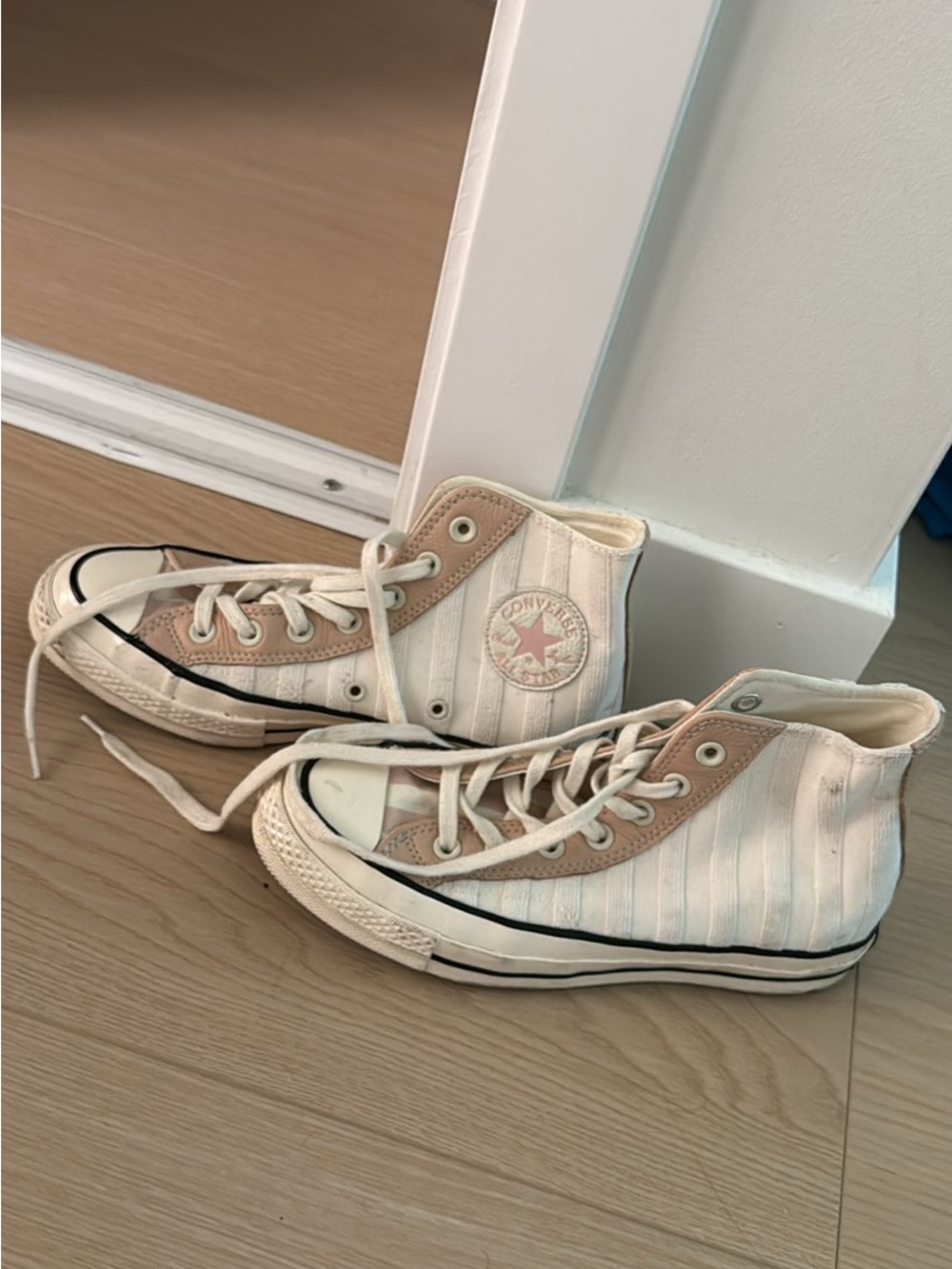 Pink and white converse(women’s size 7.5)